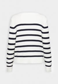 Pull en maille blanche avec des rayures horizontales noires sur le corps et les manches, avec poignets et ourlet côtelés.