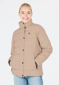Beige dynejakke med høj krave, vandret kviltet mønster, sorte knaplukninger og lynlåslommer på siden. Pyntet med et lille logo.