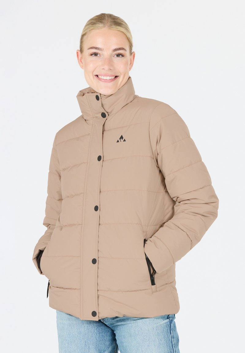 Beige dynejakke med høj krave, vandret kviltet mønster, sorte knaplukninger og lynlåslommer på siden. Pyntet med et lille logo.