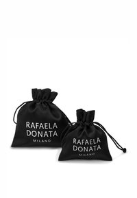 Mustast satiinist nööriga kotid, üks suurem ja üks väiksem, kummalgi valge tekstiga: "RAFAELA DONATA" ja "MILANO." Sile tekstuur.