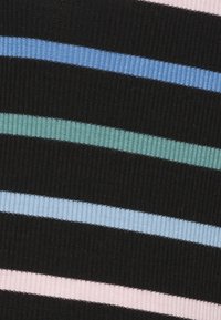 Ribbade tyger med horisontella ränder i svart, ljusblått, grönt och rosa. Har en mjuk yta och ett enhetligt mönster över ytan.