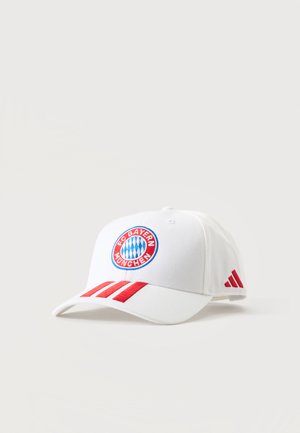 Casquette de baseball blanche avec logo FC Bayern München à l'avant et trois bandes rouges sur la visière ainsi que le logo Adidas sur le côté.