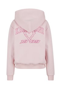 Lyserød cropped hættetrøje med snørejustering i hætten, ribstrikkede ærmeafslutninger og kant. Har "KAJAANI 1989" grafik i mørkere pink på ryggen.