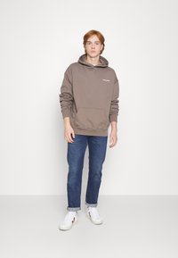 Pegador LOGO OVERSIZED HOODIE UNISEX - Camisola - washed earth
