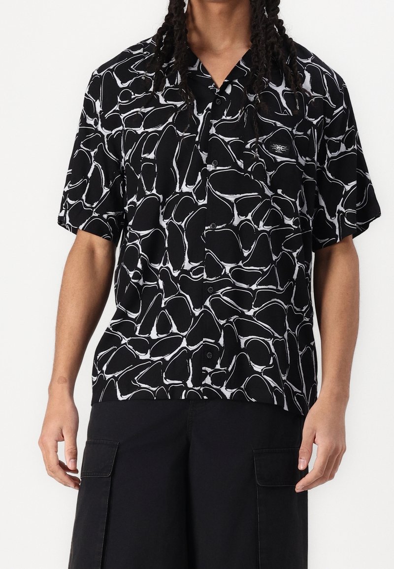 Černé tričko s krátkým rukávem s bílým abstraktním vzorem, vyrobené z měkké látky, s designem na zapínání na knoflíky a jemným detailem loga.