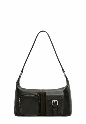 Sac à épaule en cuir noir avec une texture lisse, deux poches avant, une quincaillerie argentée et une longue bandoulière réglable.