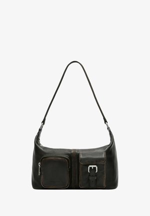 Czarna skórzana torba na ramię o gładkiej fakturze, z dwoma przednimi kieszeniami, srebrnymi okuciami oraz długim regulowanym paskiem.