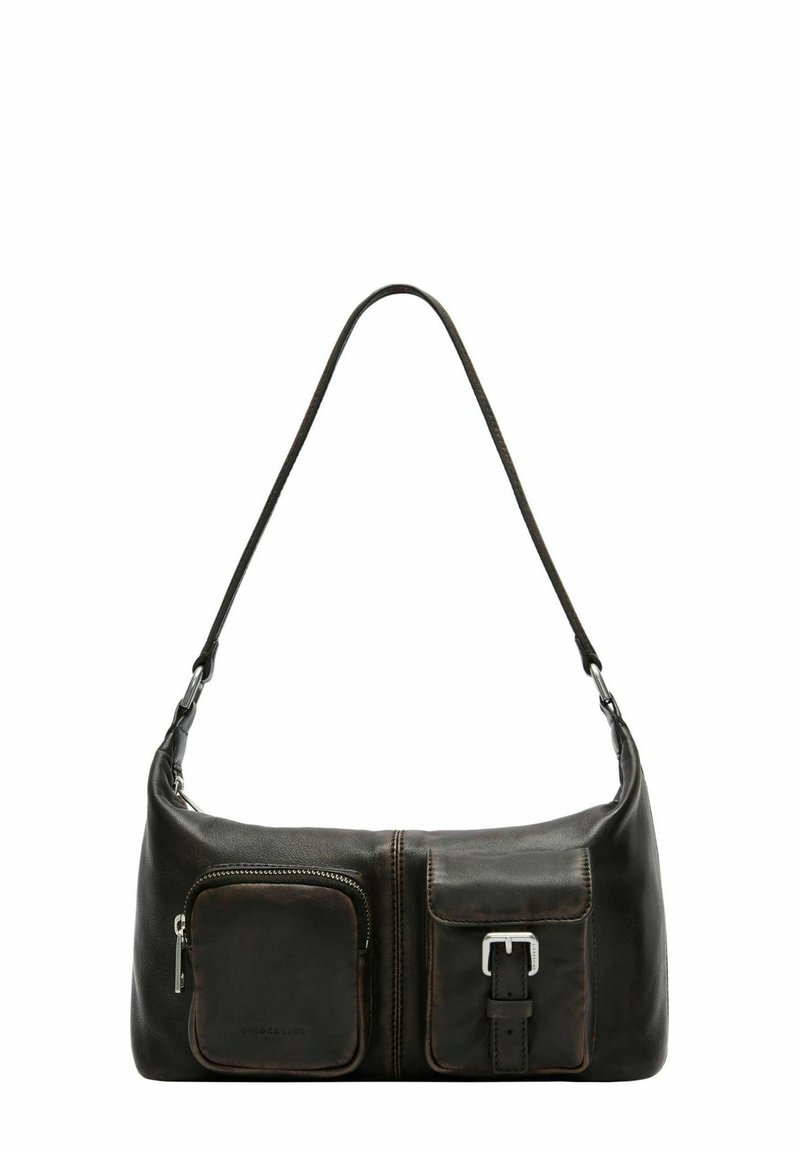 Czarna skórzana torba na ramię o gładkiej fakturze, z dwoma przednimi kieszeniami, srebrnymi okuciami oraz długim regulowanym paskiem.