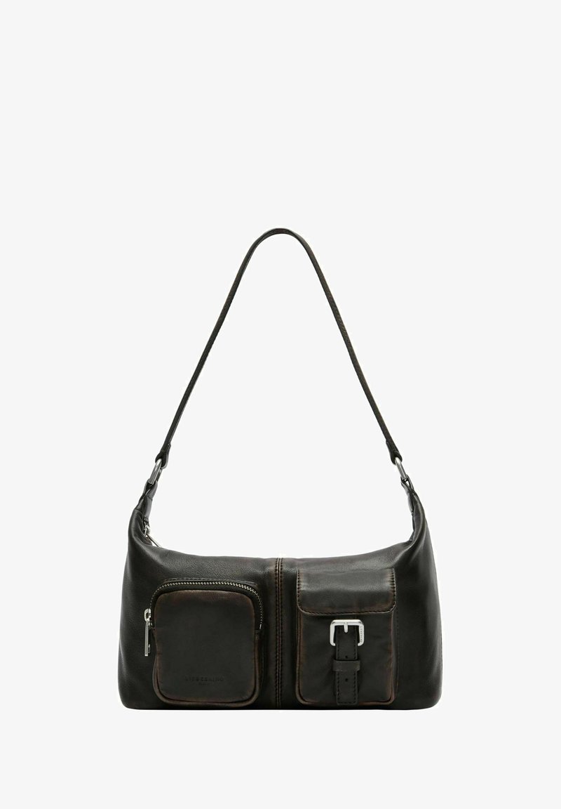 Czarna skórzana torba na ramię o gładkiej fakturze, z dwoma przednimi kieszeniami, srebrnymi okuciami oraz długim regulowanym paskiem.