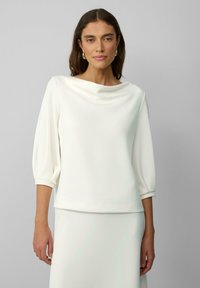 Witte, zachte stof top met een cowl neck en driekwart mouwen. Glad textuur, ruime pasvorm, minimalistisch ontwerp. Gecombineerd met een bijpassende rok.