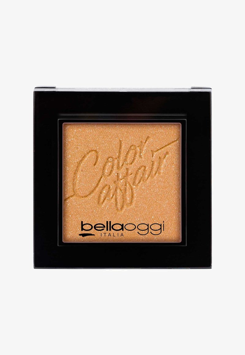 Cipria pressata dorata in una confezione quadrata con cornice nera. Presenta un leggero scintillio e le parole "Color Affair" incise sulla superficie.