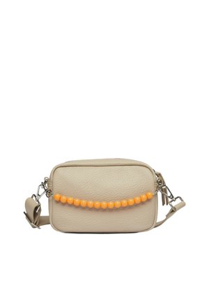 Beige Leder Umhängetasche mit strukturierter Oberfläche, ausgestattet mit einem orangen Perlenakzent auf der Vorderseite, silbernem Zubehör und einem verstellbaren Tragegurt.