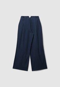 Pantalon large bleu marine avec fines rayures verticales blanches et une petite encoche en V à la taille, posé à plat sur un fond clair.