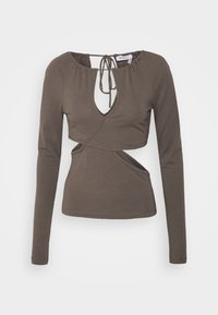 T-shirt castanho de mangas longas com decote em V, laterais recortadas e detalhe de decote franzido preso por um laço. Material macio e elástico.