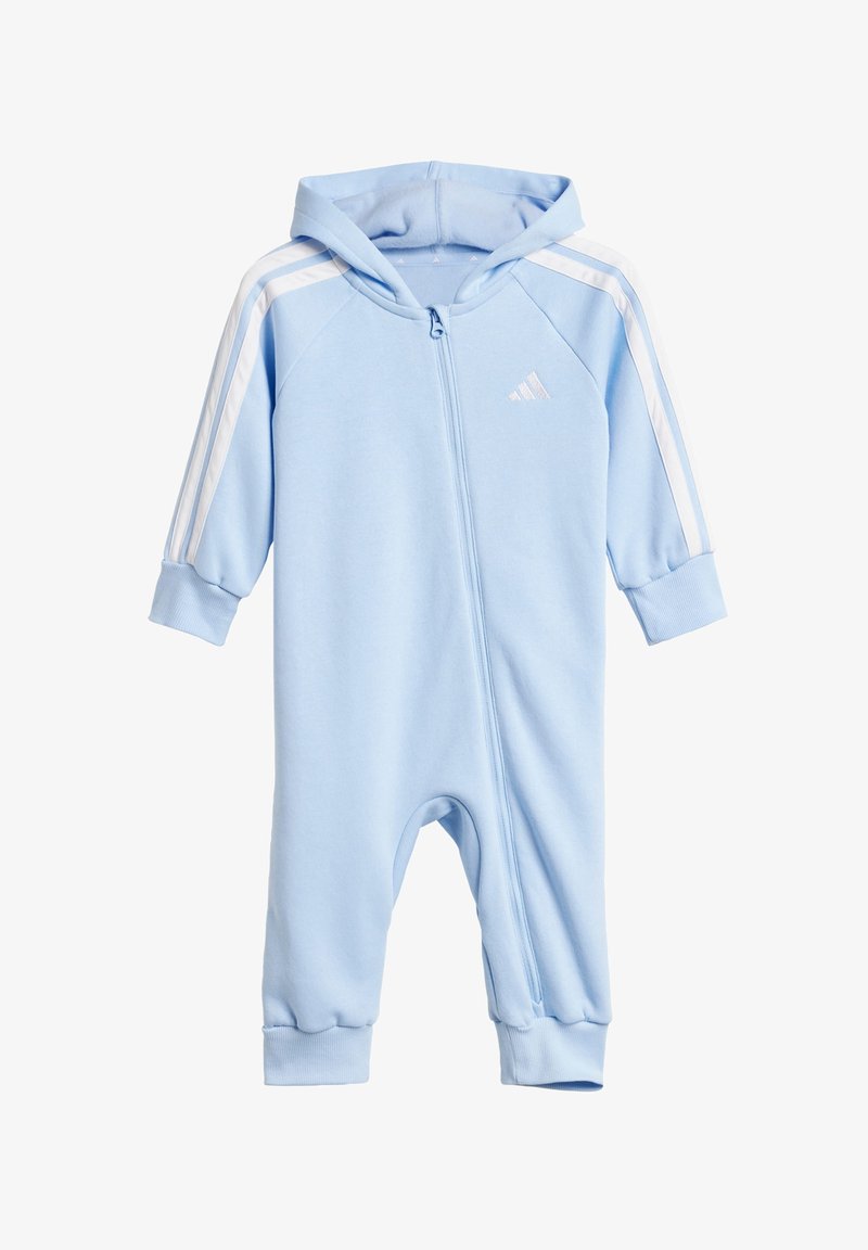 Svetlomodrý zipsový overal vyrobený z mäkkého materiálu, so kapucňou, rebrovanými manžetami a bielymi pruhmi pozdĺž ramien, s malým logom na hrudi.