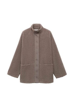 Veste en polaire Bear-claw marron clair. Comprend un col haut, une fermeture à boutons, deux grandes poches avant et des manches larges. Texture douce.