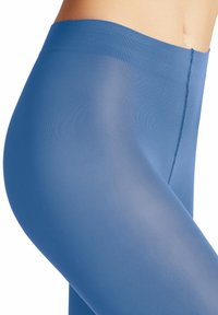 Niebieskie nieprzezroczyste legginsy o gładkiej teksturze, wysokim stanie i subtelnym ribbingu, z czystym,.stębnowanym szwem wzdłuż boku.