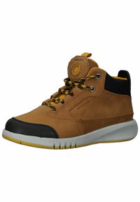 Scarpa in pelle marrone a metà altezza con punta nera, dettagli gialli e lacci con motivo nero/giallo. Presenta una suola bianca imbottita.