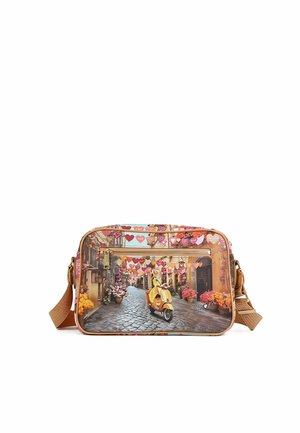 Borsa a tracolla con stampa di una scena stradale colorata che raffigura una donna su uno scooter giallo, un sentiero di ciottoli, fiori e decorazioni a forma di cuore appese.