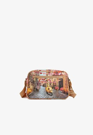 Borsa a tracolla con stampa di una scena stradale colorata che raffigura una donna su uno scooter giallo, un sentiero di ciottoli, fiori e decorazioni a forma di cuore appese.