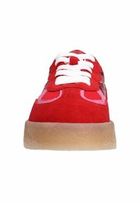 Rode suède sneakers met witte veters, roze accenten, ronde neus en een trucisculptieve rubberen zool. Beschikt over een strakke, moderne uitstraling.