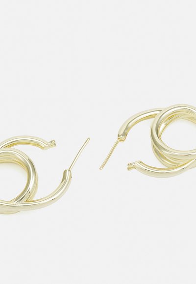 Boucles d'oreilles en or avec un design tordu, fini brillant et tiges fines pour un maintien sécurisé.