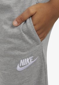 Nike Sportswear CLUB SHORT - Verryttelyhousut - grey heather
