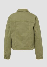 Długi zielony kurtka dżinsowa w kolorze oliwkowym z mankietami na guziki, widoczny przeszycie szwów i kołnierzem, pokazana od tyłu na jednolitym tle.