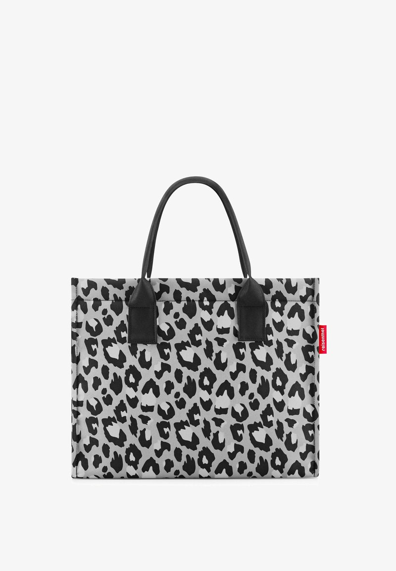 Grau Tote-Bag mit schwarzem Leopardenmuster. Stoffmaterial, rechteckige Form, zwei schwarze Griffe und ein rotes Etikett an der Seite.