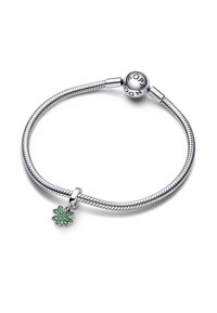 Srebrna verižica za zapestje s čarom štiriletnice, poslikano z zeleno barvo. Čar vsebuje več zelenih kamenčkov in okrasni rob.