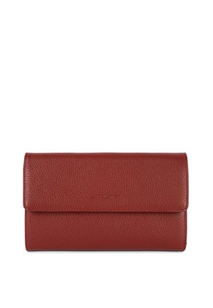Portefeuille en cuir de couleur rouge foncé avec une finition texturée. Il dispose d'une fermeture à rabat et d'une marque minimale sur le devant. Forme rectangulaire.
