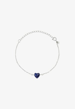 Pulsera de cadena de plata con una piedra azul en forma de corazón en el centro, flanqueada por dos pequeñas cuentas, todo en un diseño de eslabones delicados.