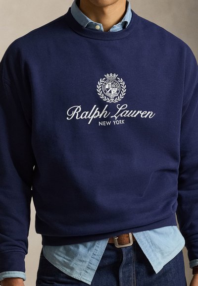 Μπλε ναυτικό φούτερ από βαμβάκι, με λευκό λογότυπο και κείμενο "Ralph Lauren" και "NEW YORK", με στρογγυλή λαιμόκοψη και ελαστικές μανσέτες.