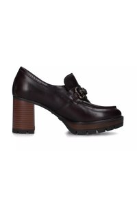 Zapato con tacón de cuero marrón oscuro, punta redondeada, hebilla decorativa y tacón de bloque de madera gruesa con surcos texturizados.
