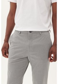 Grå skräddarsydda byxor med en slät yta, med platt front, sidfickor och en enda knappstängning i midjan.