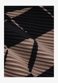 Unselected, black