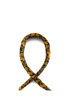 Sort og gyldent stofhovedbånd med indviklede blomster- og paisleymønstre, foldet til en løkke med krydsede ender på en hvid baggrund.