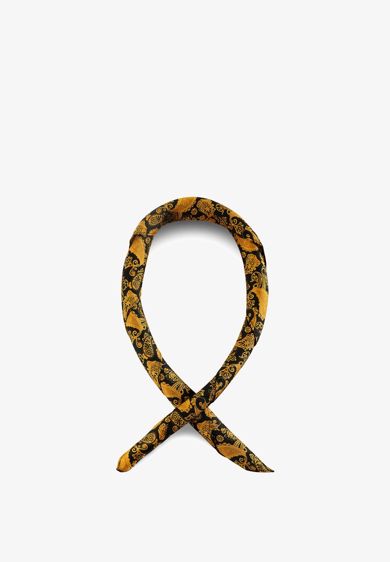 Svart og gullfarget stoffhodebånd med detaljerte blomster- og paisleymønstre, foldet til en løkke med kryssede ender på hvit bakgrunn.