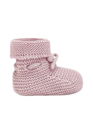 Chausson de bébé en tricot rose doux avec un revers plié et un petit nœud noué sur le côté, présenté sur fond blanc.