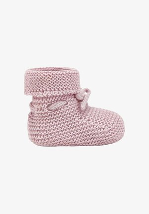 Chausson de bébé en tricot rose doux avec un revers plié et un petit nœud noué sur le côté, présenté sur fond blanc.