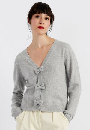 Grijze cardigan van zacht breisel, met een diepe V-hals, drie strikvormige knopen en een ribbelrand voor een gestructureerde afwerking.