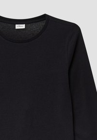 Czarny longsleeve z długim rękawem, wykonany z miękkiego materiału, z okrągłym dekoltem i widoczną metką przy kołnierzu, charakteryzujący się prostym, nieozdobionym wzorem.