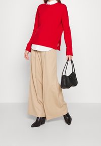FTC Cashmere Sweter