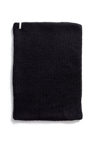 Zwart ribbeltricot, rechthoekige vorm, met een klein wit etiket aan één rand. Zachte textuur met een gelijkmatig, consistent patroon.