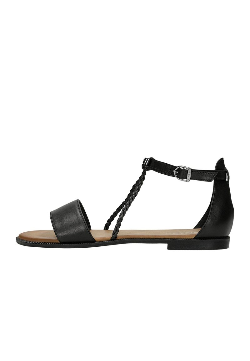 Zwarte leren sandaal met een brede band, gevlochten middelstuk en verstelbare enkelband. Platte zool met een gladde tan voetbed.