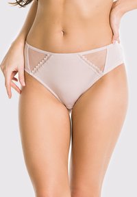 Beżowe majtki z wysokim stanem, wykonane z gładkiego materiału, z przezroczystymi panelami z siateczki oraz delikatnym koronkowym wykończeniem wzdłuż pasa i po bokach.