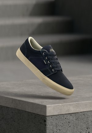 Sneaker din piele bleu cu talpă din cauciuc crem, vârf rotund, design cu şireturi, prezentând cusături tonale şi un mic patch cu logo pe limbă.