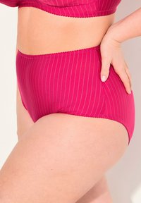 Culotte taille haute fuchsia à rayures verticales, fabriquée dans un tissu doux. Comprend une taille élastique lisse et un ajustement serré.