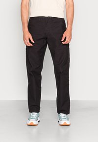 Pantalones cargo negros con bolsillos laterales, fabricados en un tejido duradero. Presenta un diseño de pierna recta y detalles de costura para añadir textura.