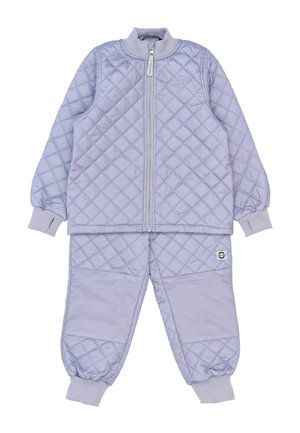 Levandų spalvos dygsniuotas sportinis kostiumas su užtrauktuku užsegama striuke ir elastingomis rankogaliais. Turi deimanto formos raštus ir mažą logotipą ant kelnių.